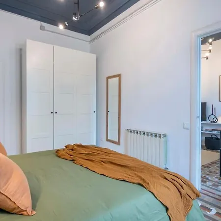 Elegant 4 Bedrooms 3 Bathrooms Catalan Apartment Barcelona