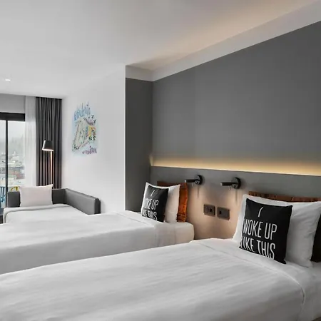 Moxy 4*