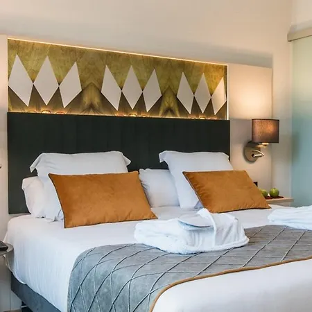 Hotel Leonardo Royal Fira 4*
