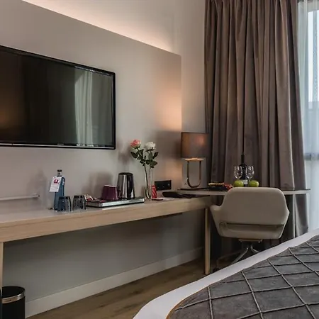 Leonardo Royal Fira Hotel 4*