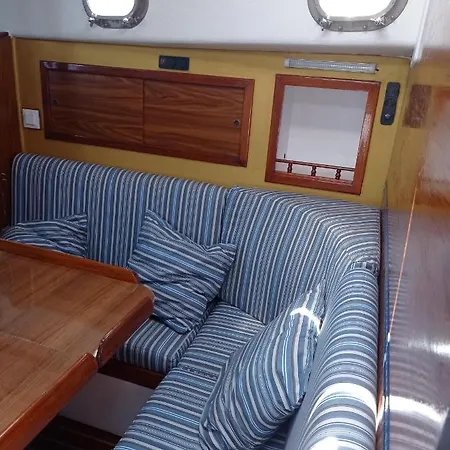 Spacious And Cozy Caribbean Boat In Barcelona With Tour Option *