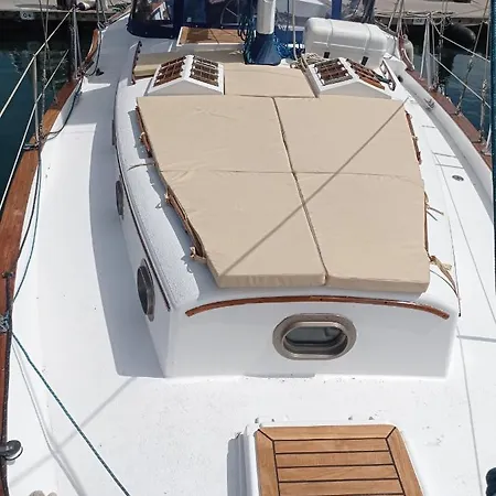 Spacious And Cozy Caribbean Boat In Barcelona With Tour Option Botel