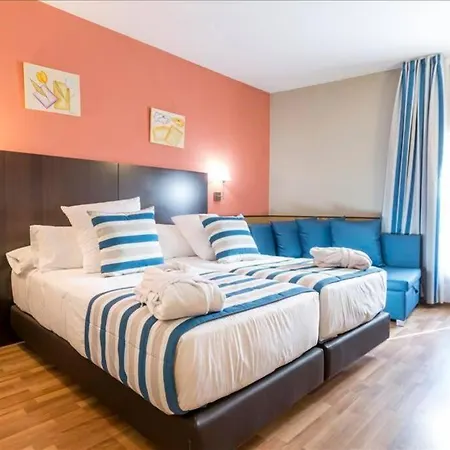 Habitacion Con Dos Camas En Hotel Ronda Lesseps Holiday home Barcelona