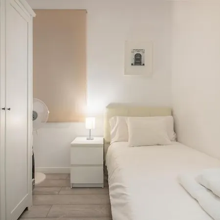 The White Flats Les Corts