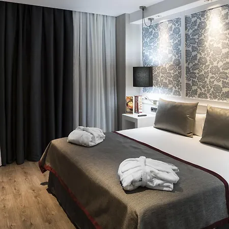 Catalonia Plaza Hotel