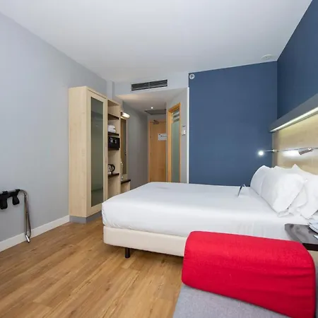 Отель Holiday Express City 22@ By Ihg