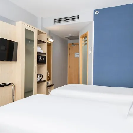 Отель Holiday Express City 22@ By Ihg 3*