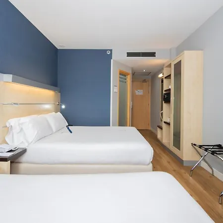 Отель Holiday Express City 22@ By Ihg