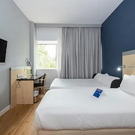 Отель Holiday Express City 22@ By Ihg