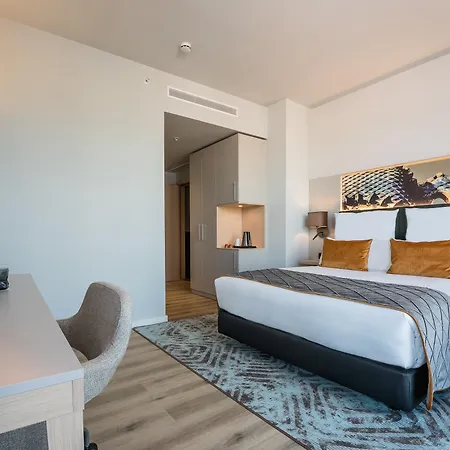 Leonardo Royal Fira Hotel 4*