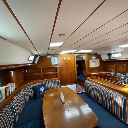 Beautiful And Comfortable Sailboat With Secure Parking Available Úszó hotel Barcelona