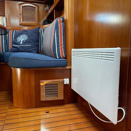 Beautiful And Comfortable Sailboat With Secure Parking Available * Barcelona