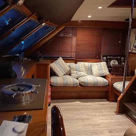 Botel Amazing Boat To Sleep In Barcelona