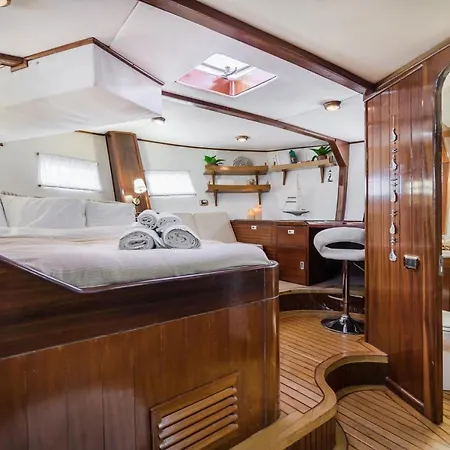 Spacious Yacht Center 5 Barcelona