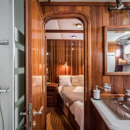 Botel Spacious Yacht Center 5