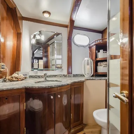 Spacious Yacht Center 5