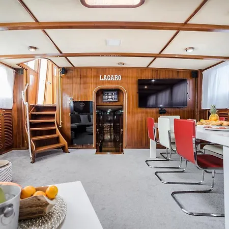 Botel Spacious Yacht Center 5 *