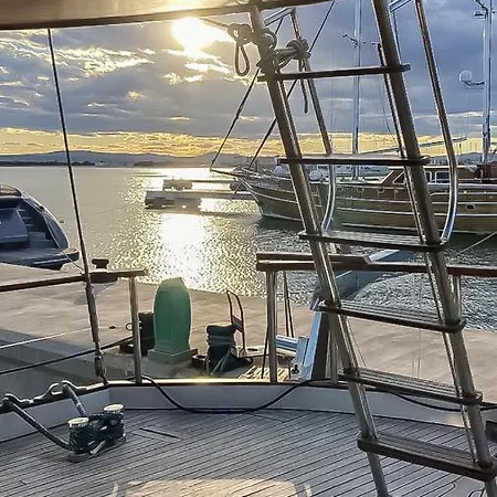 Spacious Yacht Center 5 Botel
