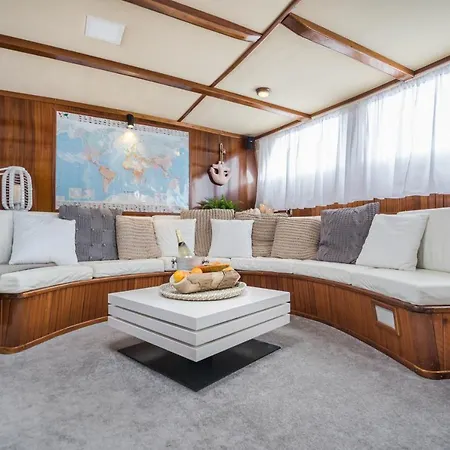Botel Spacious Yacht Center 5