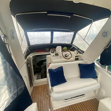 El Barco De Fiestas Botel *