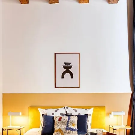 Spacious In The Gothic Apartment *