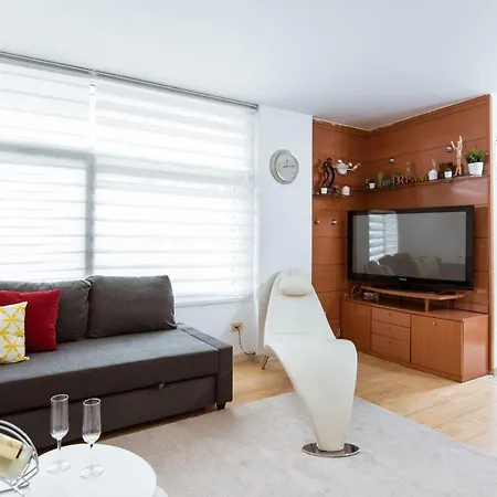 Two Bedroom Townhouse Within 10min Walk From Beach Apartment *