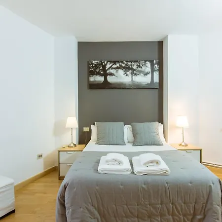 Two Bedroom Townhouse Within 10min Walk From Beach *