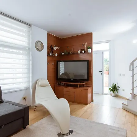 Two Bedroom Townhouse Within 10min Walk From Beach