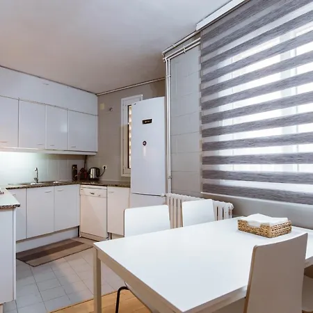 Two Bedroom Townhouse Within 10min Walk From Beach
