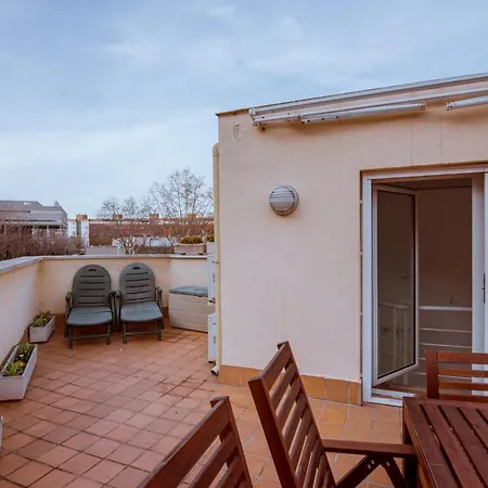 Two Bedroom Townhouse Within 10min Walk From Beach * Barcelona