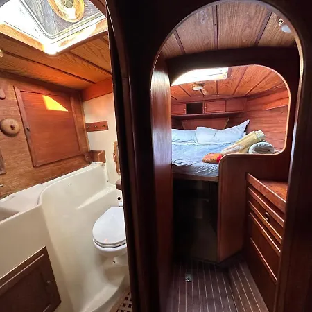 Bateau-hôtel Unique Wooden Sail Yacht + 2 Bikes Included!