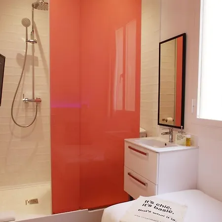 Chic & Basic Tallers Hotel 2*