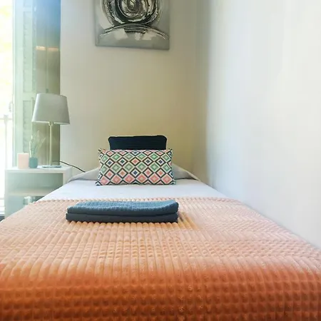 By Plaza Urquinaona Hostel *