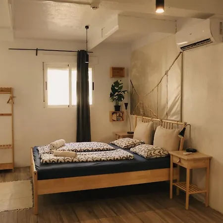 One Paralelo Hostal *