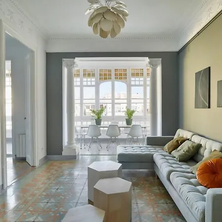 Exclusive Luxe Design - Large Tranquil Penthouse Apartment