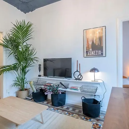 Elegant 4 Bedrooms 3 Bathrooms Catalan Apartment Barcelona