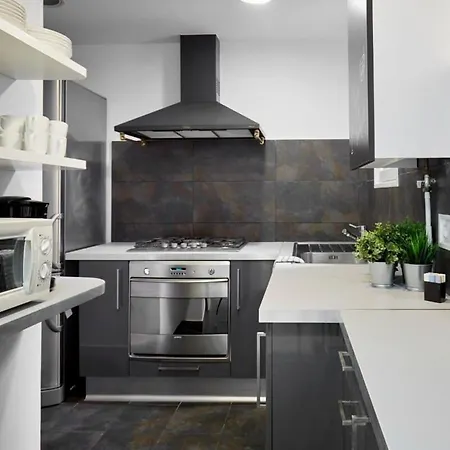 Exclusive Luxe Design - Large Tranquil Penthouse Apartment *
