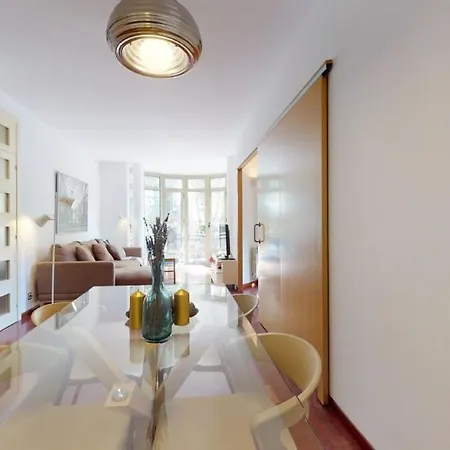 Modern And Bright Three-bedroom In Eixample Lägenhet