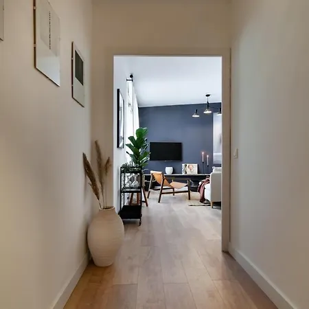 Elegant 4 Bedroom By Plaza Catalunya Apartment