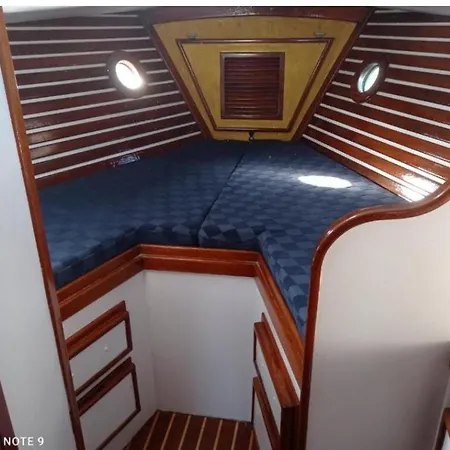 Vintage And Cozy Sailing Boat In Bateau-hôtel *