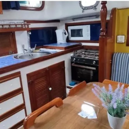Bateau-hôtel Vintage And Cozy Sailing Boat In
