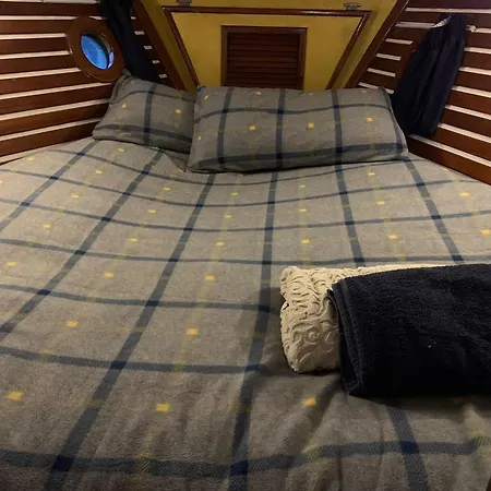 Spacious And Cozy Caribbean Boat In Barcelona With Tour Option Botel