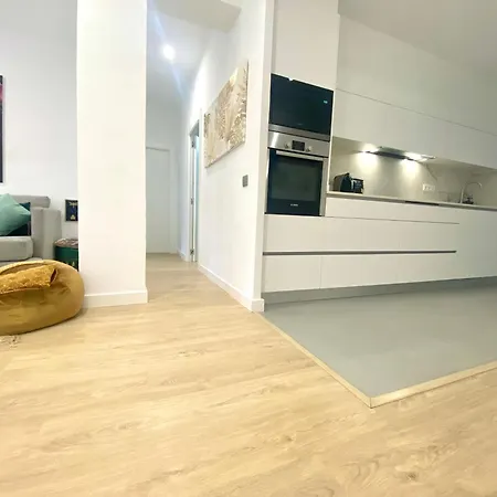 Chic Apartments- Free Parking - 10 Min From Bcn Centre By Metro Apartament Barcelona