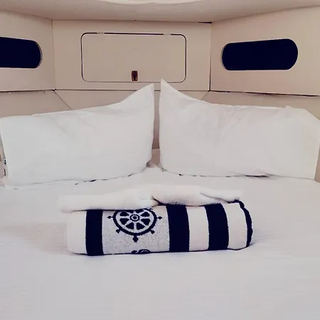 Cosy And Homey Houseboat Castelldefels