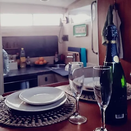 Cosy And Homey Houseboat Castelldefels