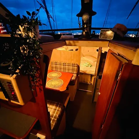 Cosy And Homey Houseboat Castelldefels Botel