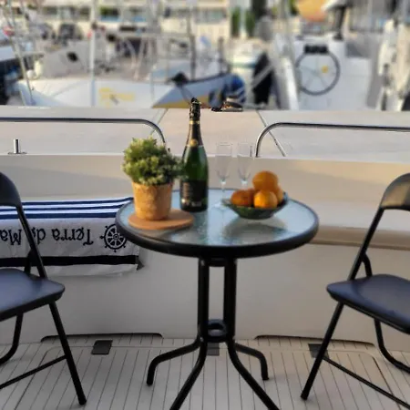 Cosy And Homey Houseboat Castelldefels