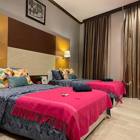 By La Rambla Rooms *