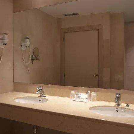 Lleo Hotel 3*