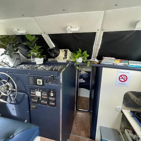 Barco Amplio Con 2 Camarotes / Comfy Boat With 2 Bedrooms - Botel